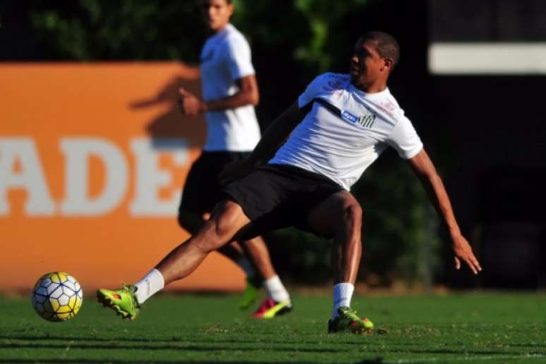 Rodrigão em treino no CT do Santos