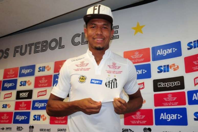 Rodrigão em sua apresentação no Santos