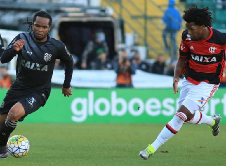 
                        
                        
                    Carlos Alberto sendo marcado pelo zagueiro Rafael Vaz, do Flamengo(Foto:Luiz Henrique/Figueirense)