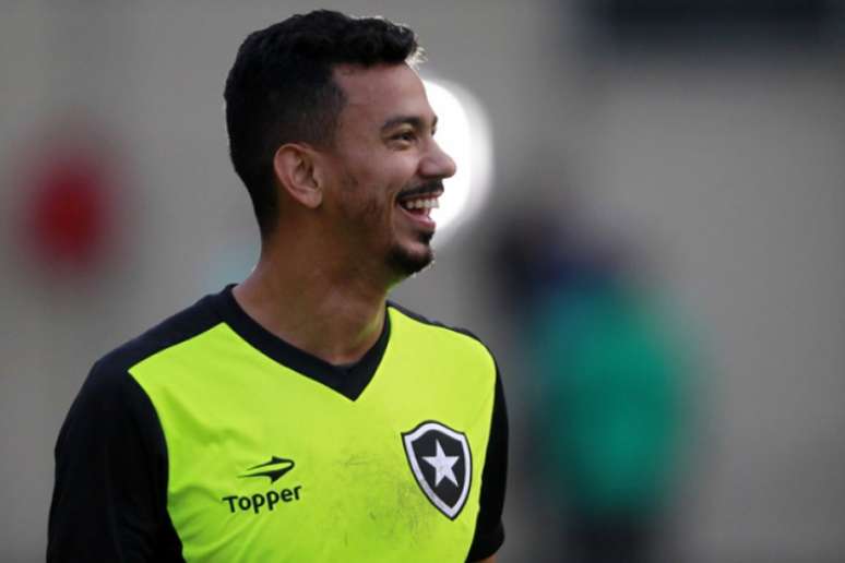 
                        
                        
                    Volante pode voltar a iniciar um jogo como titular pelo Botafogo no Mineirão (Foto:Vitor Silva/SSPress/Botafogo)