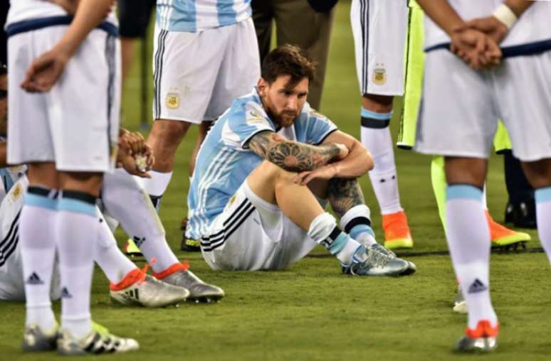 
                        
                        
                    Messi desolado após mais uma derrota em finais pela Argentina (Foto: NICHOLAS KAMM/AFP)