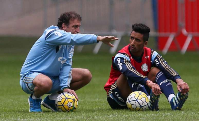 Mesmo recuperado de lesão, atacante não tem sido relacionado pelo treinador, que prefere atletas com outras características. Ambos tiveram conversa semana passada