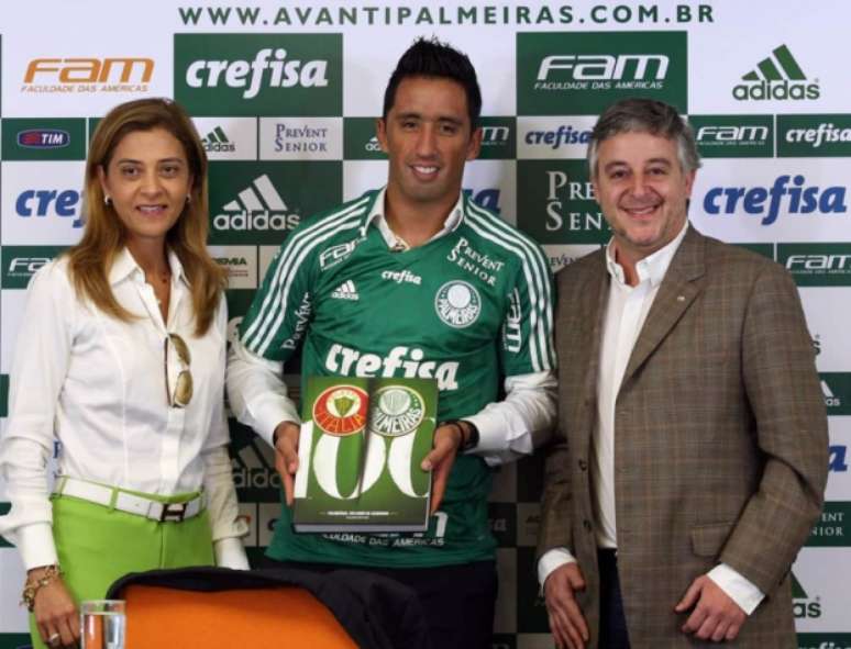 
                        
                        
                    Apresentação de Barrios com Leila Pereira e Paulo Nobre, na FAM (Foto: Agência Palmeiras)