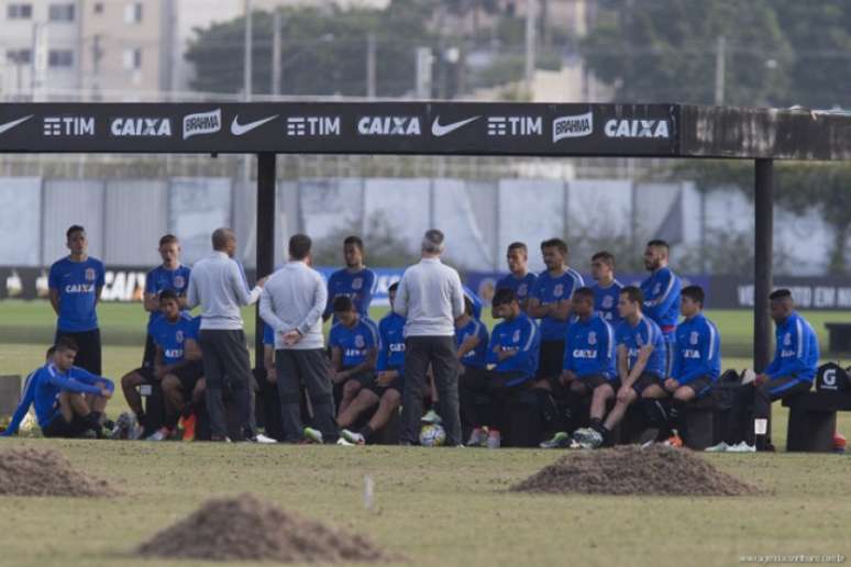 
                        
                        
                    Cristóvão Borges reunido com o elenco do Corinthians no CT Joaquim Grava (Foto: Daniel Augusto Jr)