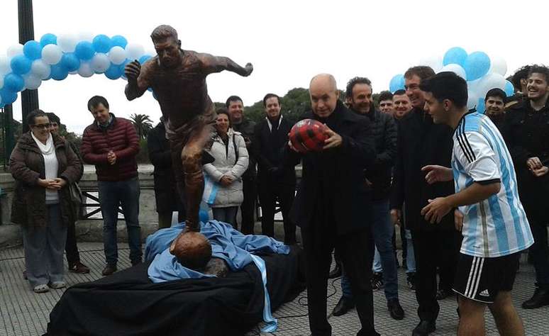 Inauguração da estátua pelo prefeito Horacio Rodríguez Larreta