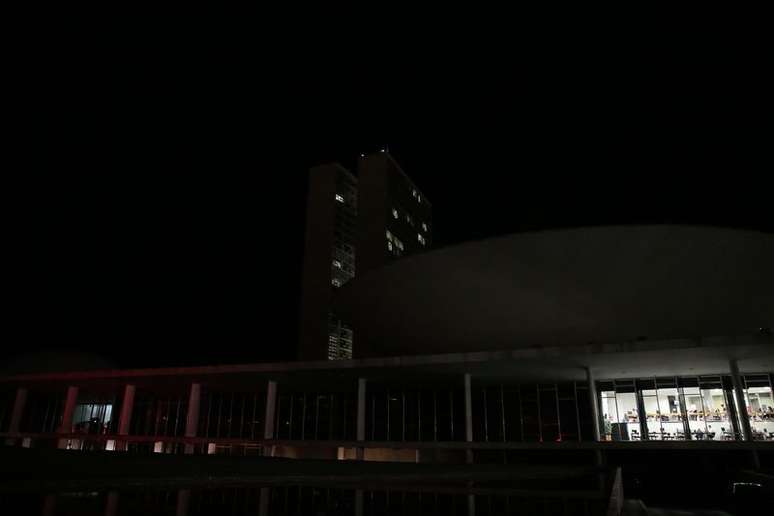 Incêndio em subestação de energia causou a interrupção de fornecimento de energia para parte de Brasília na noite dessa segunda-feira (27)