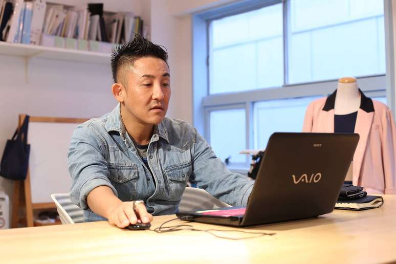 Brasileiro ganha destaque no Japão com suas roupas ousadas e criativas.