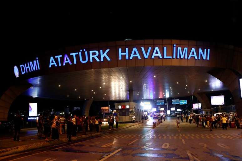 Terminal turco foi alvo de homens-bomba, segundo relatos