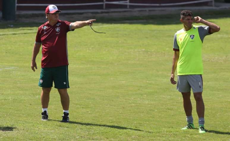 
                        
                        
                    Levir Culpi orienta jogadores durante treino nas Laranjeiras (Foto: Cleber Mendes/Lancepress!)