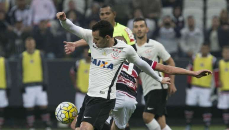 Rodriguinho tem 3 jogos seguidos como titular. Aqui, Santa Cruz