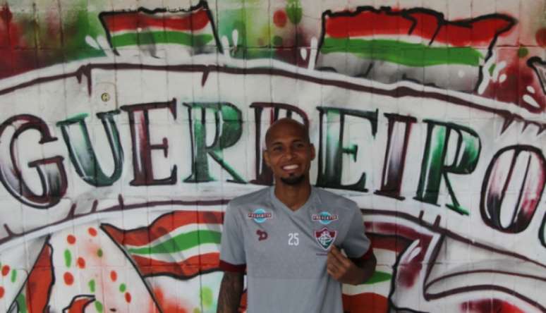 Wellington Silva posa com a camisa do Flu