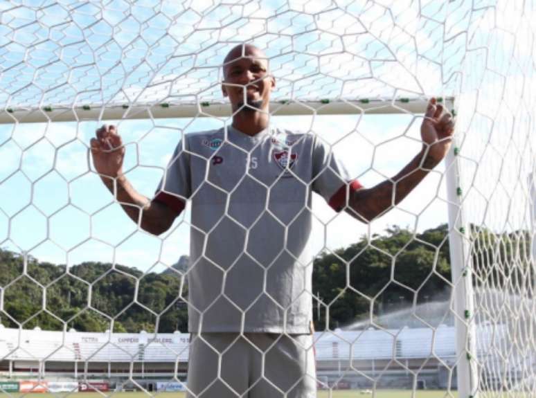 Wellington Silva posa na sede das Laranjeiras