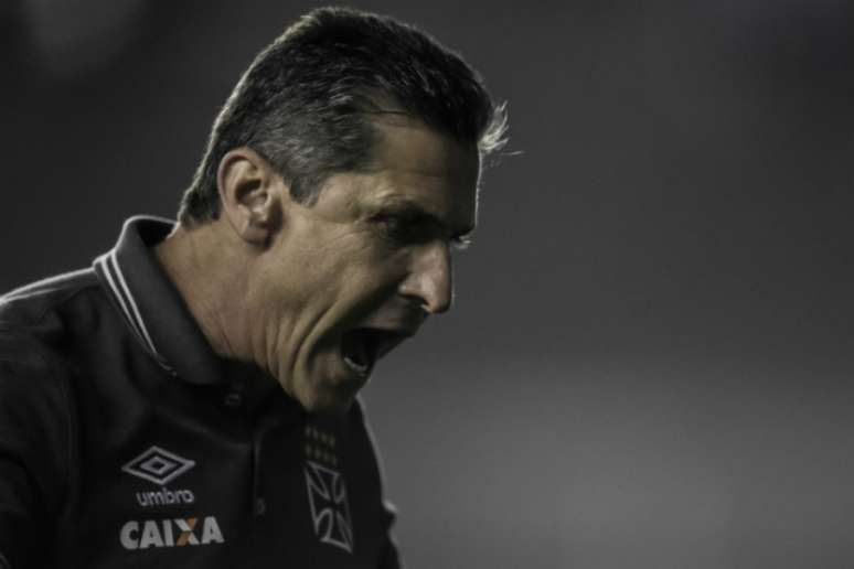 
                        
                        
                    Jorginho se irritou durante a partida, mas mostrou lado paternal aos atletas, na sequência (Jorge Rodrigues/Eleven)