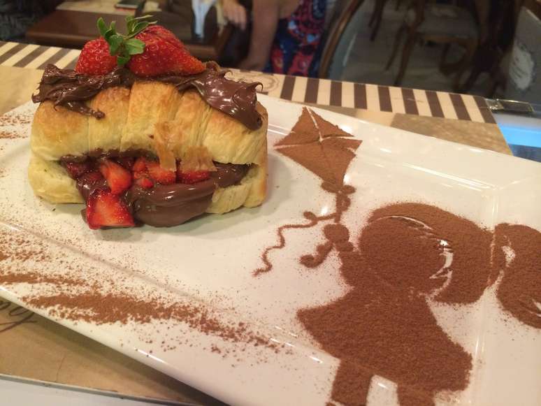 Croissant de nutella com morangos