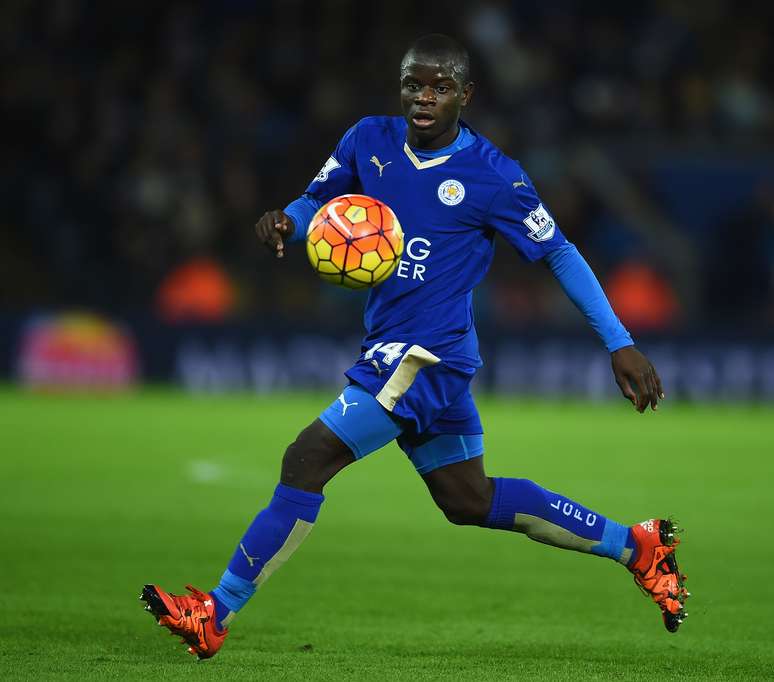 Kanté foi o 'motorzinho' do meio-campo do Leicester na inesperada conquista do título da última temporada do Campeonato Inglês