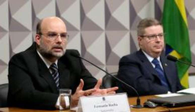 O chefe adjunto do Departamento Econômico do Banco Central, Fernando Rocha, e o relator da Comissão do Impeachment, Antonio Anastasia 