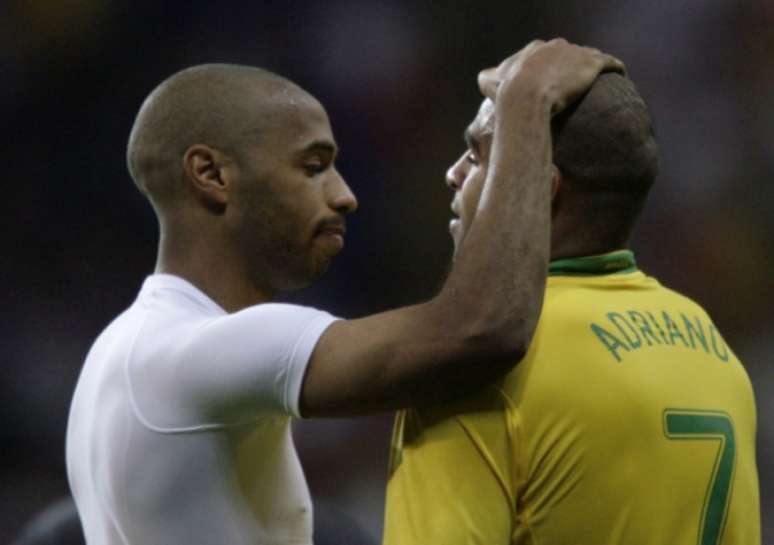 Henry consola Adriano após vitória da França sobre o Brasil nas quartas da Copa de 2006, na Alemanha