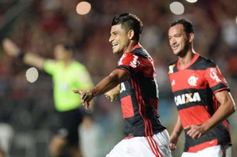 
                        
                        
                    Ederson corre para o abraço após fazer gol contra o Colorado (Foto: Pedro Martins/Lancepress!)