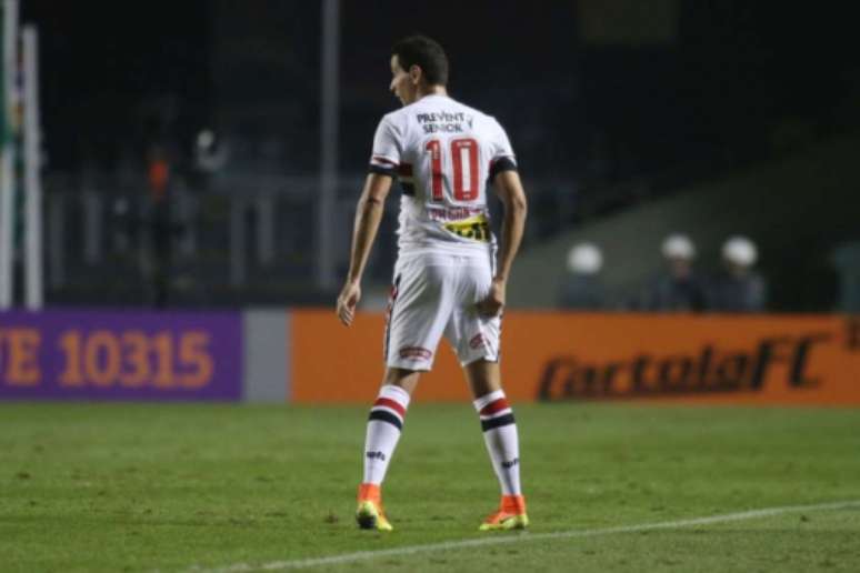 
                        
                        
                    Ganso põe a mão na coxa direita, machucada no duelo contra o Fluminense (Foto: Eduardo Viana)