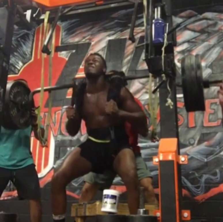 Jon Jones faz força para levantar 193kg em treino de agachamento (FOTO: Reprodução)