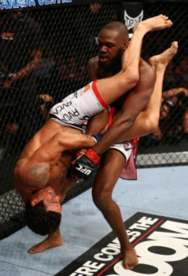 Jon Jones foi o lutador mais jovem da história a conquistar um cinturão do UFC (FOTO: UFC)