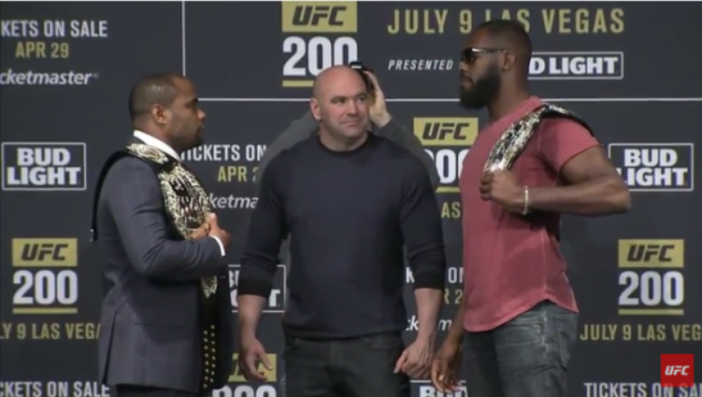 Jon Jones e Daniel Cormier se encaram em coletiva do UFC 200 (FOTO: Reprodução)