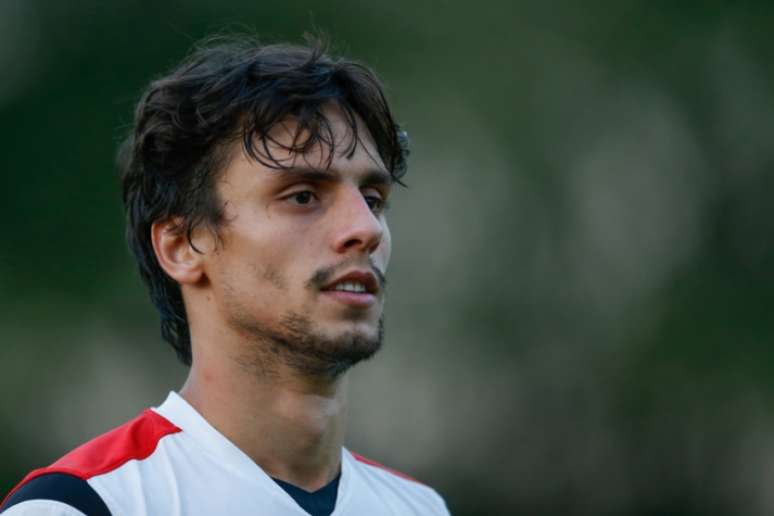 
                        
                        
                    Rodrigo Caio, durante treino do São Paulo (Foto: Marcello Zambrana/AGIF/Lancepress!)