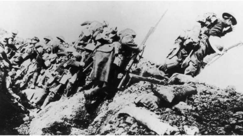 Soldados britânicos deixam a trincheira durante a Batalha do Somme 