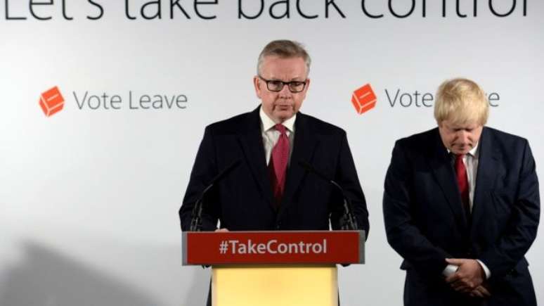 Ex-aliados: Michael Gove (no pódio) e Boris Johnson 