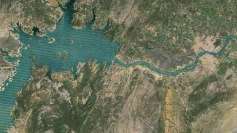 Erro no satélite Landsat 7 fez com que imagens do Google Earth ficassem falhas, com linhas diagonais. Na foto, o Rio São Francisco 