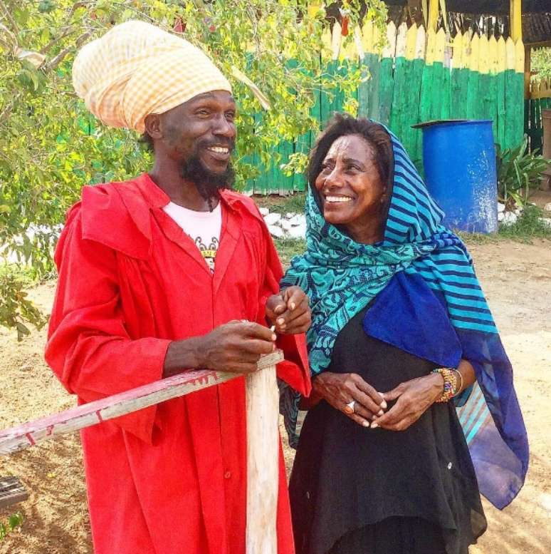 Gloria Maria com um dos rastafáris que a iniciaram na maconha da Jamaica (Foto: Reprodução/Instagram/@gloriamariareal)