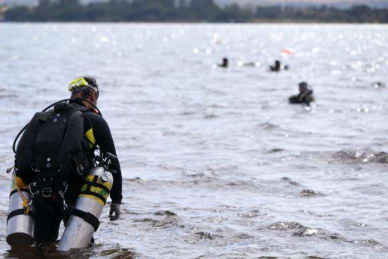 Estudntes de mergulho do DF participaramm da ação de limpeza do Lago Paranoá