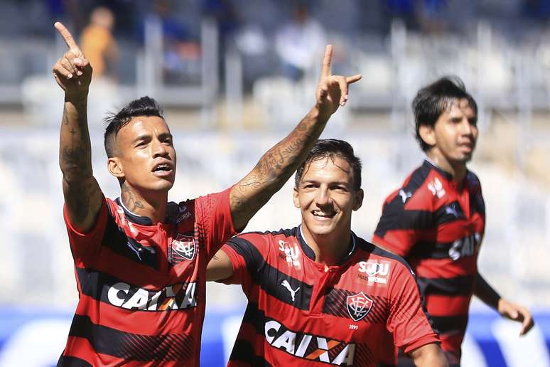 Vander comemora gol durante partida entre Cruzeiro (MG) e Vitoria (BA), no Estádio do Mineirão , em Belo Horizonte (MG)