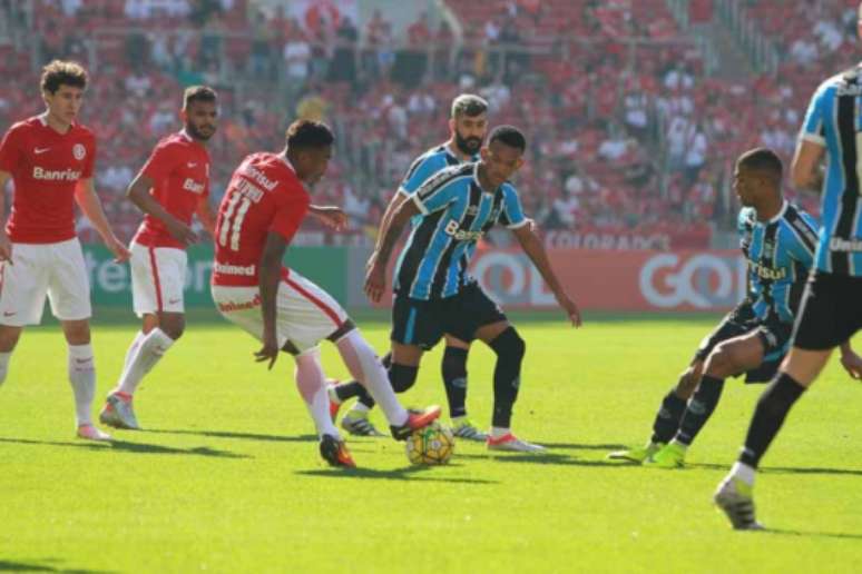 Cercado de gremistas, Vitinho tenta levar o Inter ao ataque