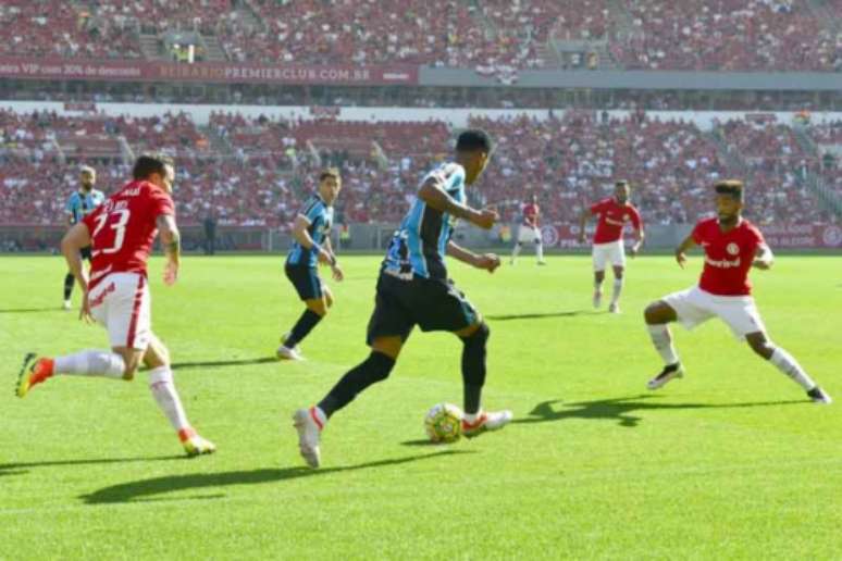 Jailson, observado por Artur, leva o Grêmio ao ataque