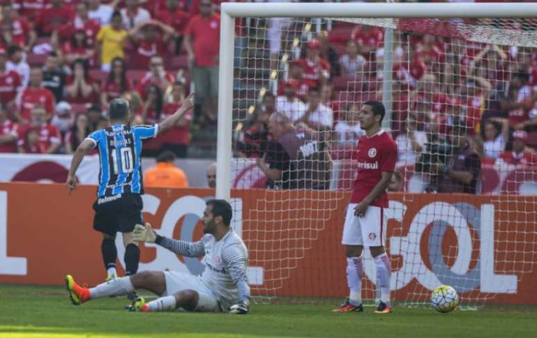 
                        
                        
                      Muriel e Alisson lamentam o gol de Douglas. Inter vive momento ruim (Foto: Jeferson Guareze/AGIF/Lancepress!)