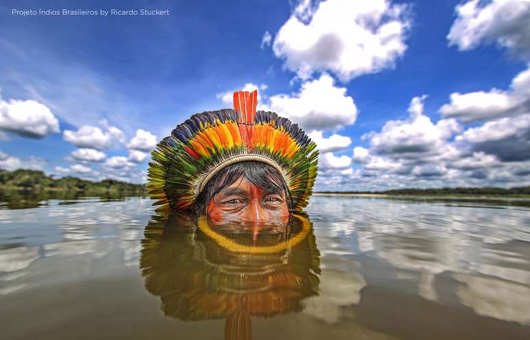 Índio Kaiapó no rio Xingu 