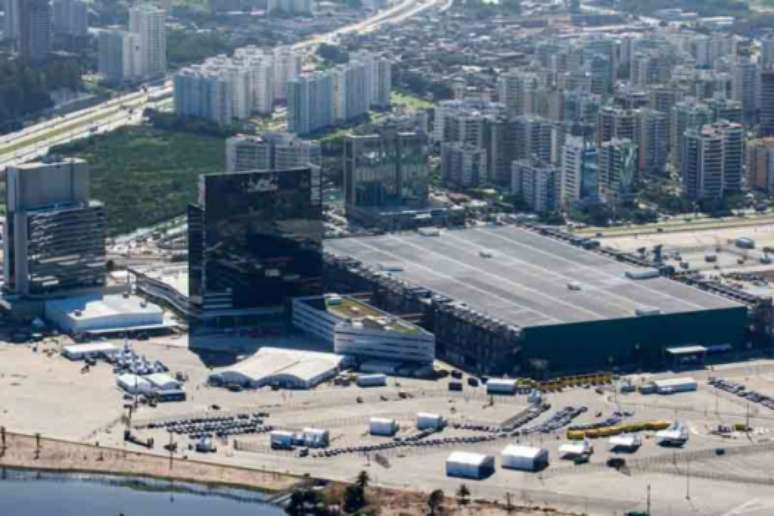 As instalações de mídia e o hotel, dentro do Parque Olímpico