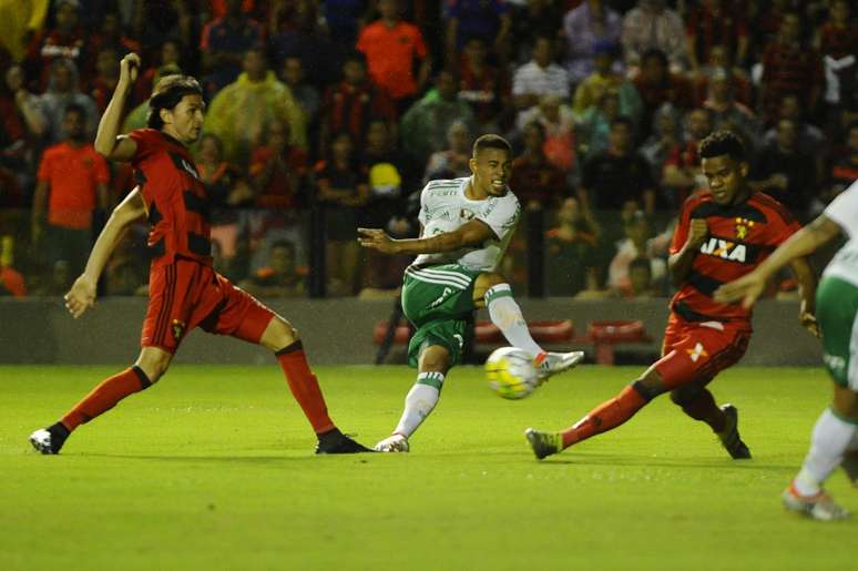 Gabriel Jesus tenta arremate