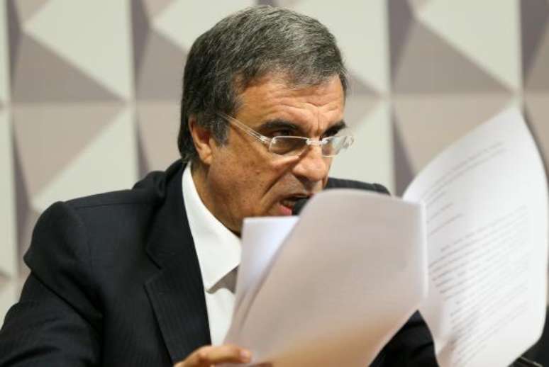 O advogado José Eduardo Cardozo lê carta de defesa da presidenta afastada Dilma Rousseff