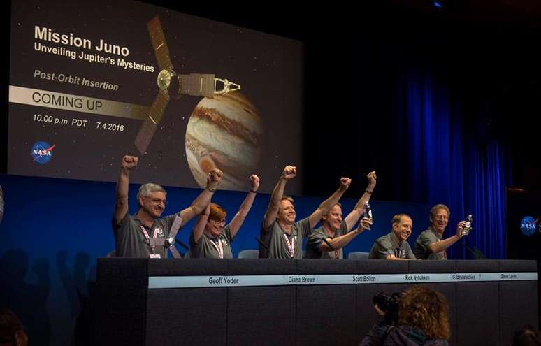 Cientistas da Nasa comemoraram o sucesso da arriscada manobra de entrada da Juno na órbita de Júpiter 