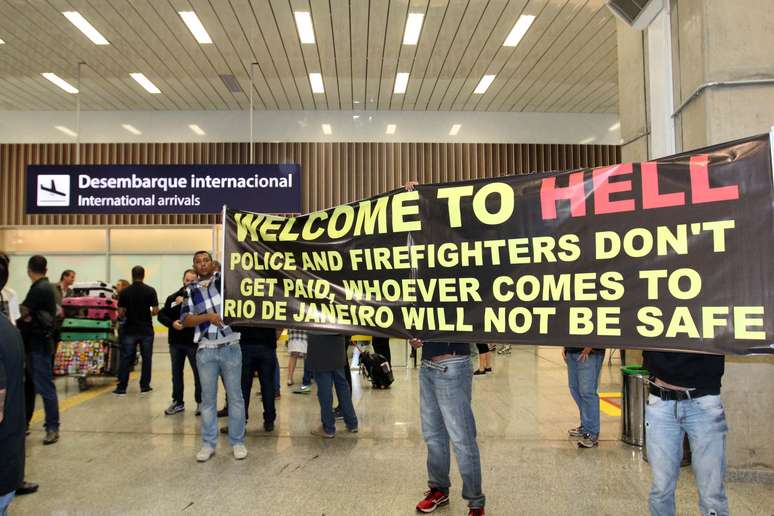 Policiais civis, militares e bombeiros voltaram a fazer um novo protesto no desembarque do Terminal 2 do Aeroporto Internacional Tom Jobim, na Ilha do Governador, no Rio de Janeiro (RJ), na manhã desta segunda-feira (4). 