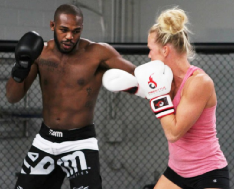 Jon Jones treina com Holly Holm (FOTO: Reprodução)