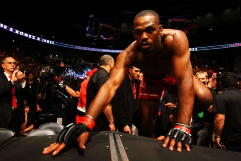 Jon Jones foi o lutador mais jovem da história a conquistar um cinturão do UFC (FOTO: UFC)