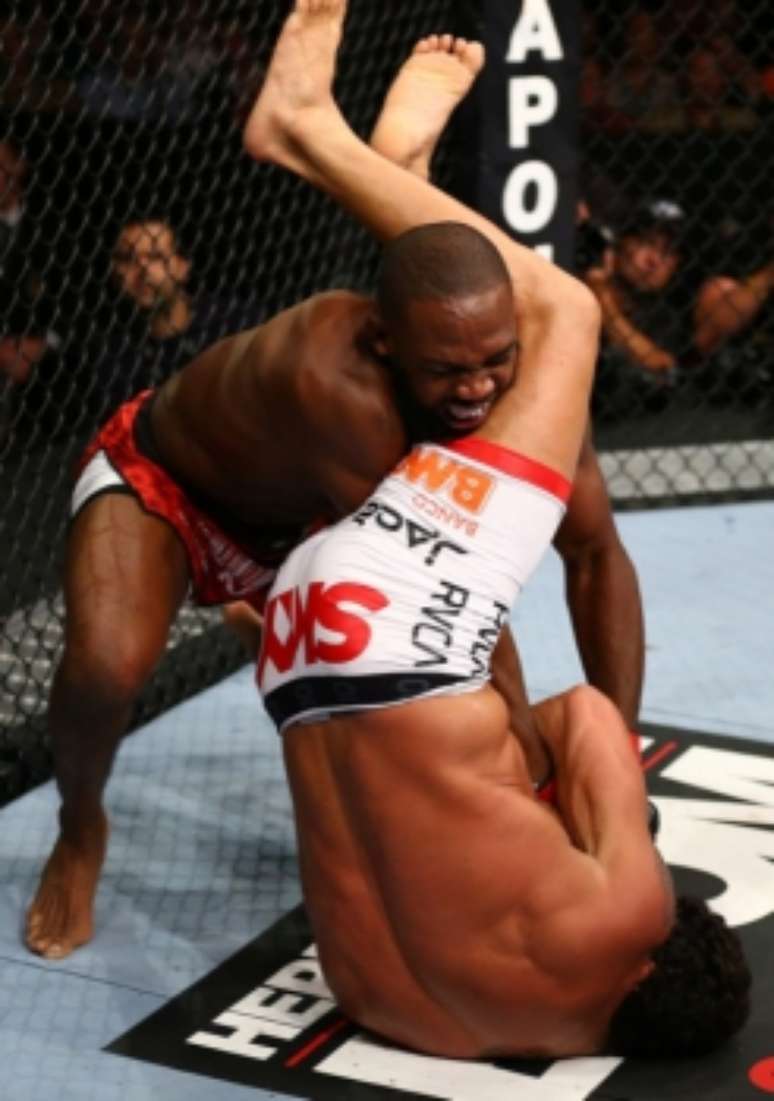 Jon Jones foi o lutador mais jovem da história a conquistar um cinturão do UFC (FOTO: UFC)