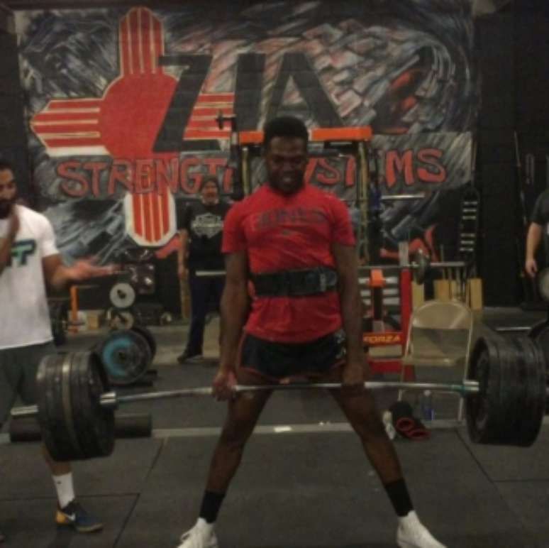 Jon Jones levanta 272kg em treinamento (FOTO: Reprodução)