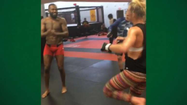 Jon Jones e Holy Holm dançam no treino