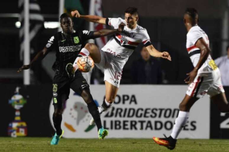 
                        
                        
                    Calleri não conseguiu produzir diante da defesa forte do Atlético Nacional (Foto: NELSON ALMEIDA / AFP)