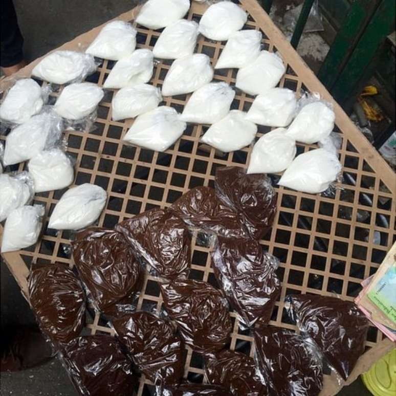 Caf&eacute; e a&ccedil;&uacute;car vendidos por grama em saquinhos