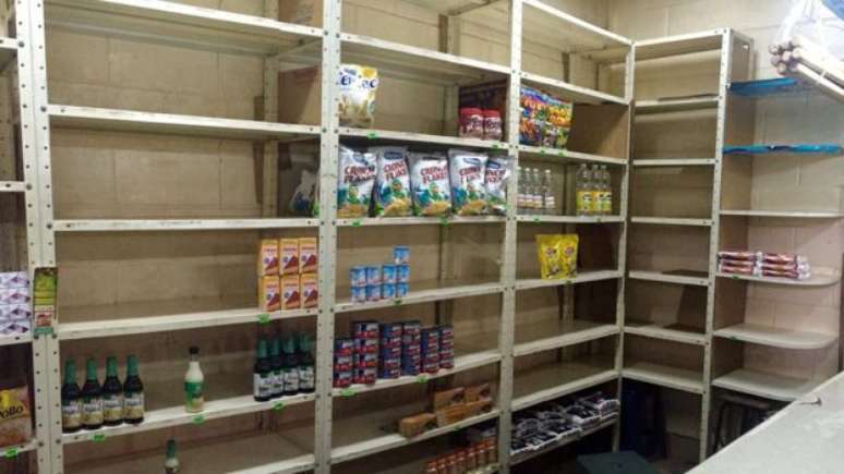 G&ocirc;ndola de supermercado semi-vazia, uma